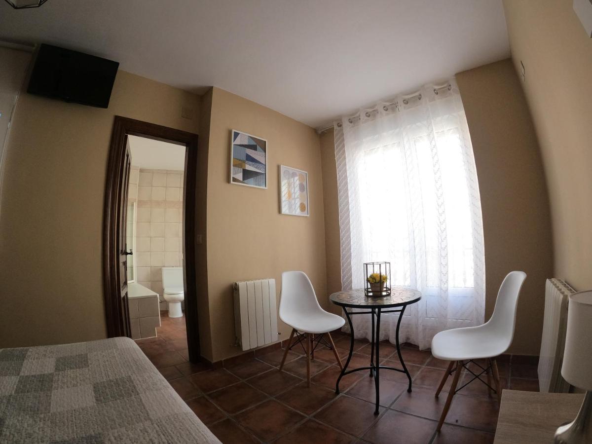 Hostal Santiago Carrion De Los Condes Exterior photo