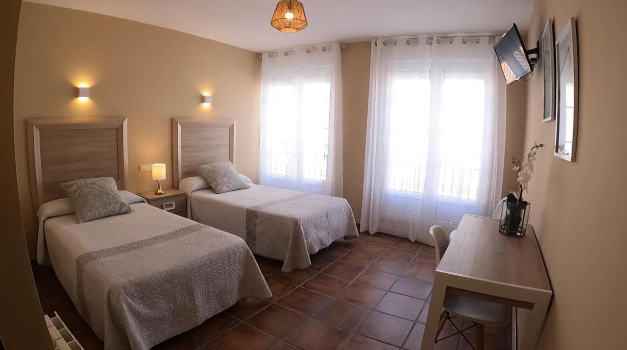 Hostal Santiago Carrion De Los Condes Exterior photo