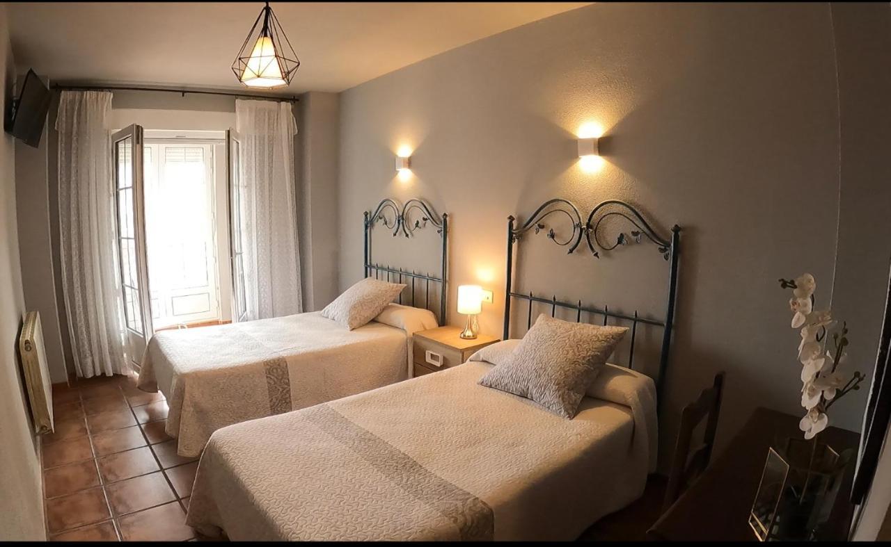 Hostal Santiago Carrion De Los Condes Exterior photo