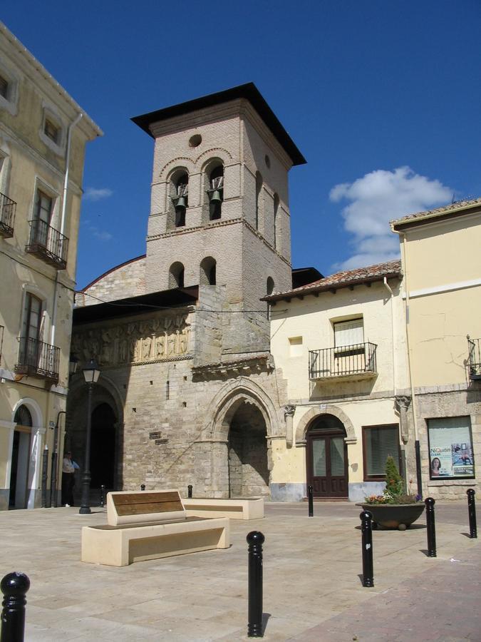 Hostal Santiago Carrion De Los Condes Exterior photo